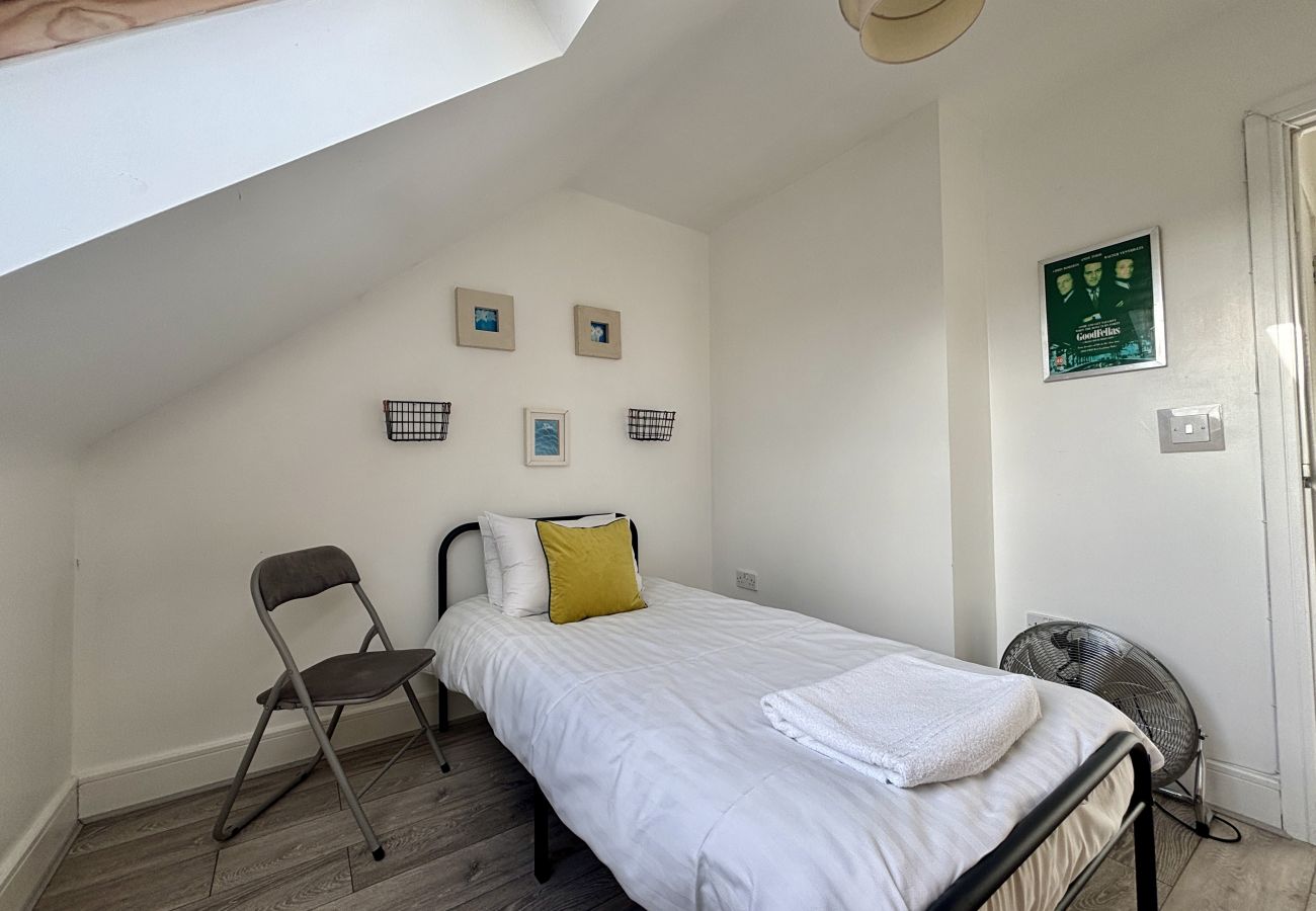 Apartment in Egham - Egham Stylish Two Bedroom Apartment 