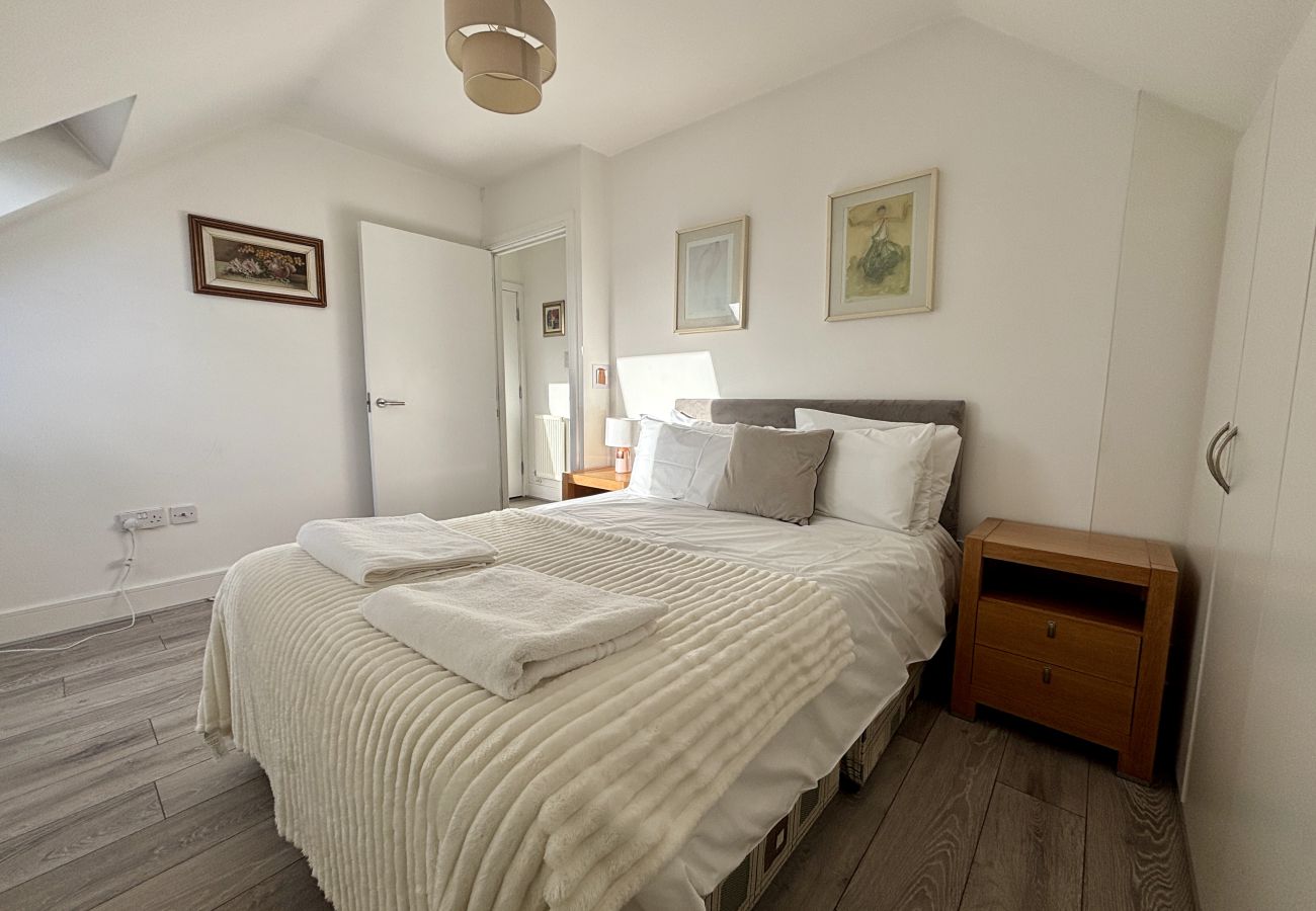 Apartment in Egham - Egham Stylish Two Bedroom Apartment 