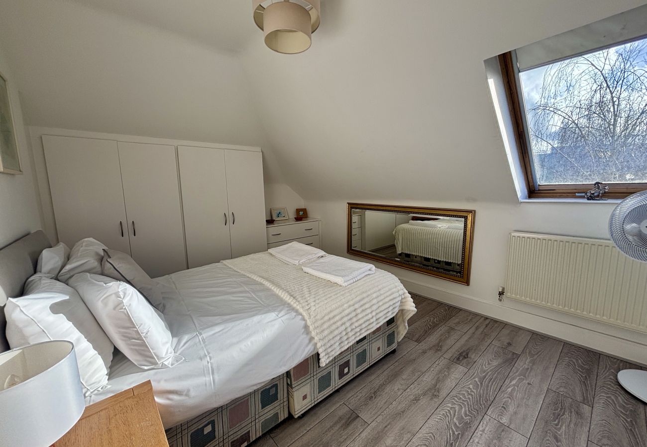 Apartment in Egham - Egham Stylish Two Bedroom Apartment 