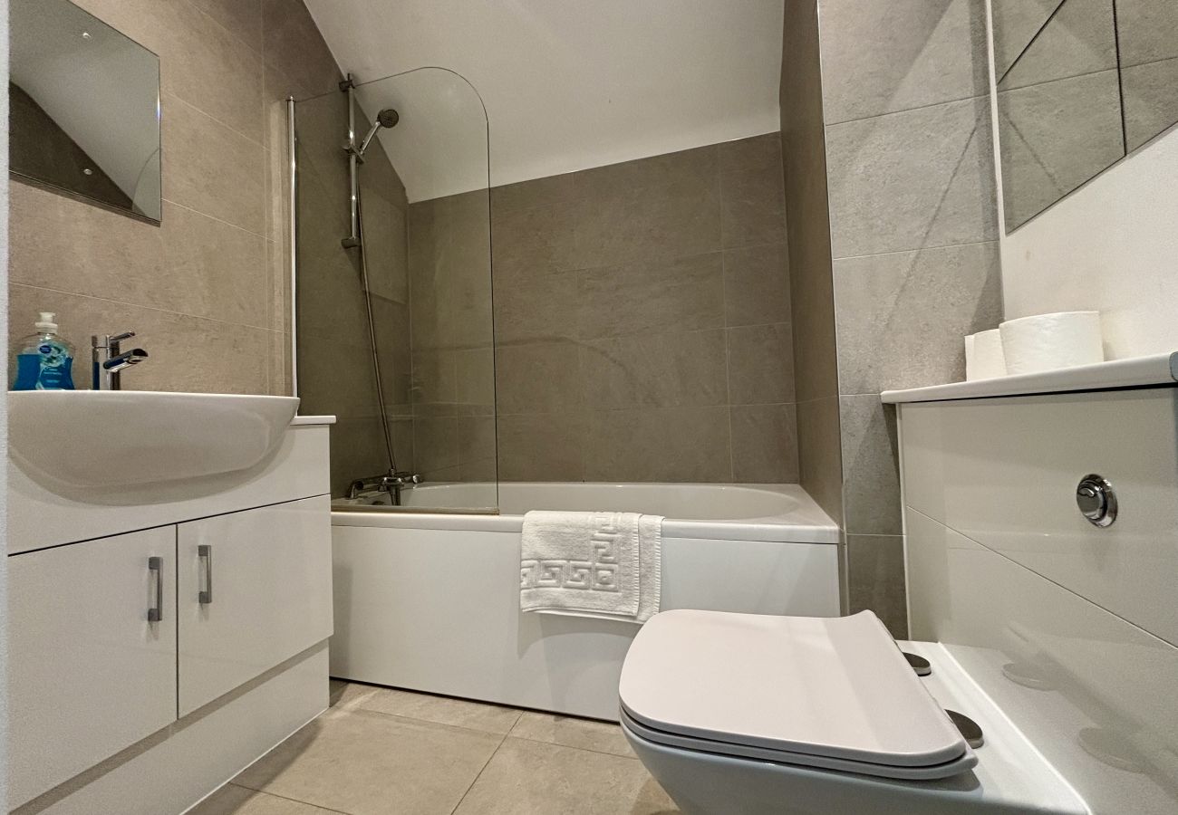 Apartment in Egham - Egham Stylish Two Bedroom Apartment 