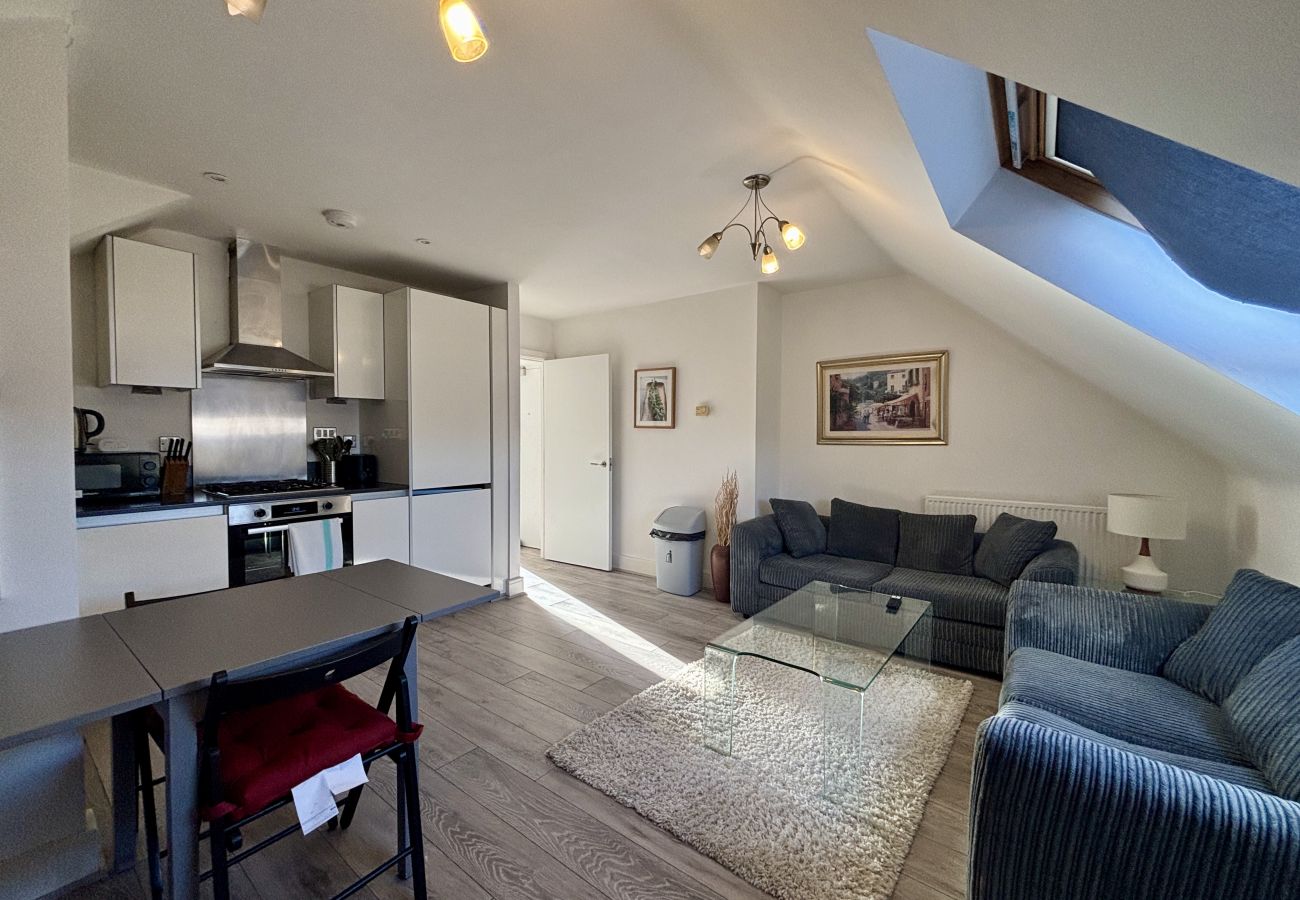 Apartment in Egham - Egham Stylish Two Bedroom Apartment 