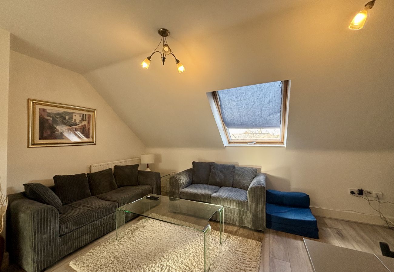 Apartment in Egham - Egham Stylish Two Bedroom Apartment 