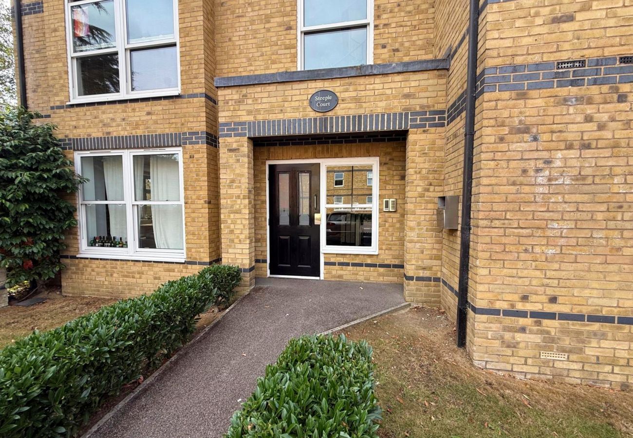 Apartment in Egham - Modern 2-Bed Apartment | Egham | Free Parking