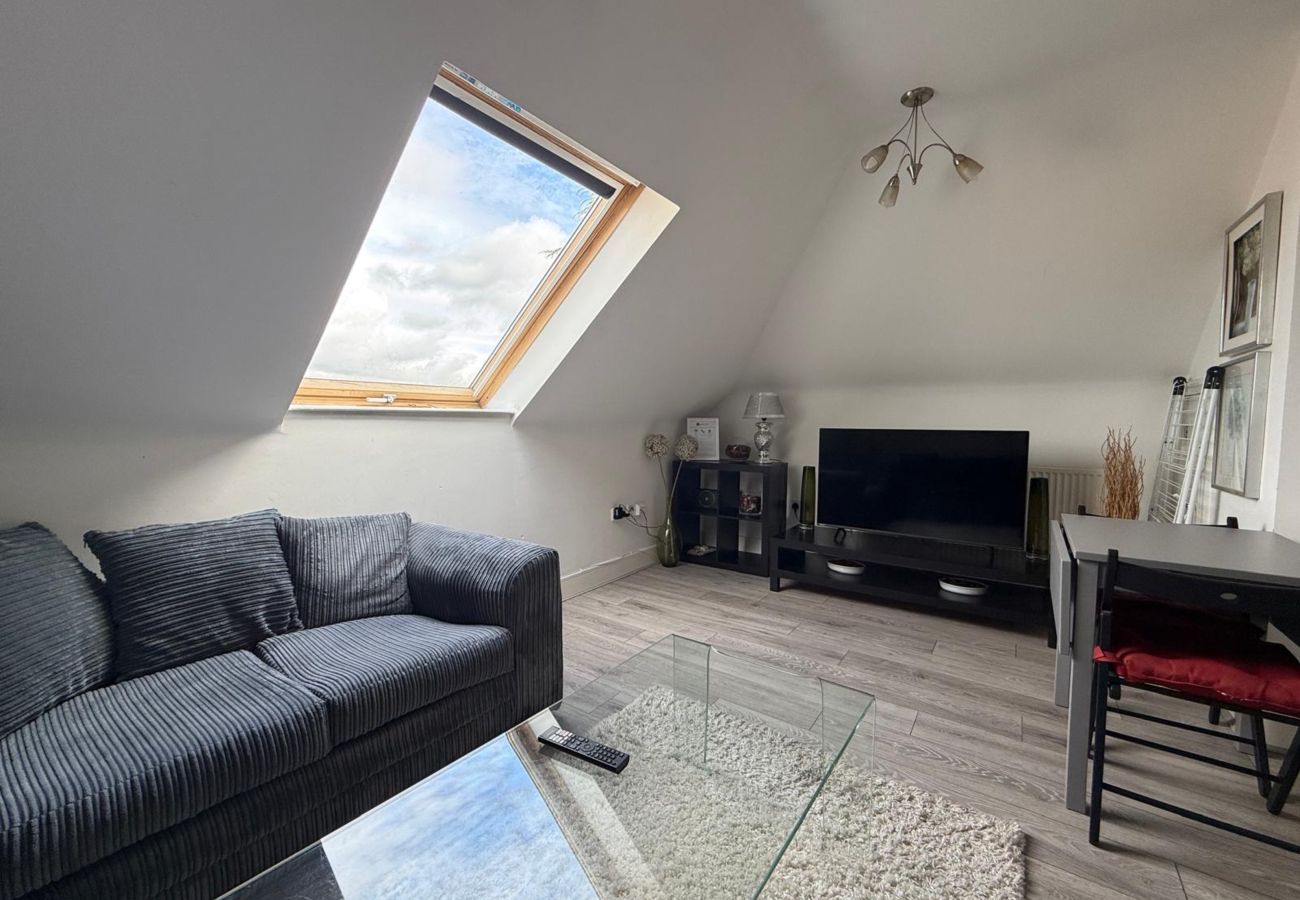 Apartment in Egham - Modern 2-Bed Apartment | Egham | Free Parking