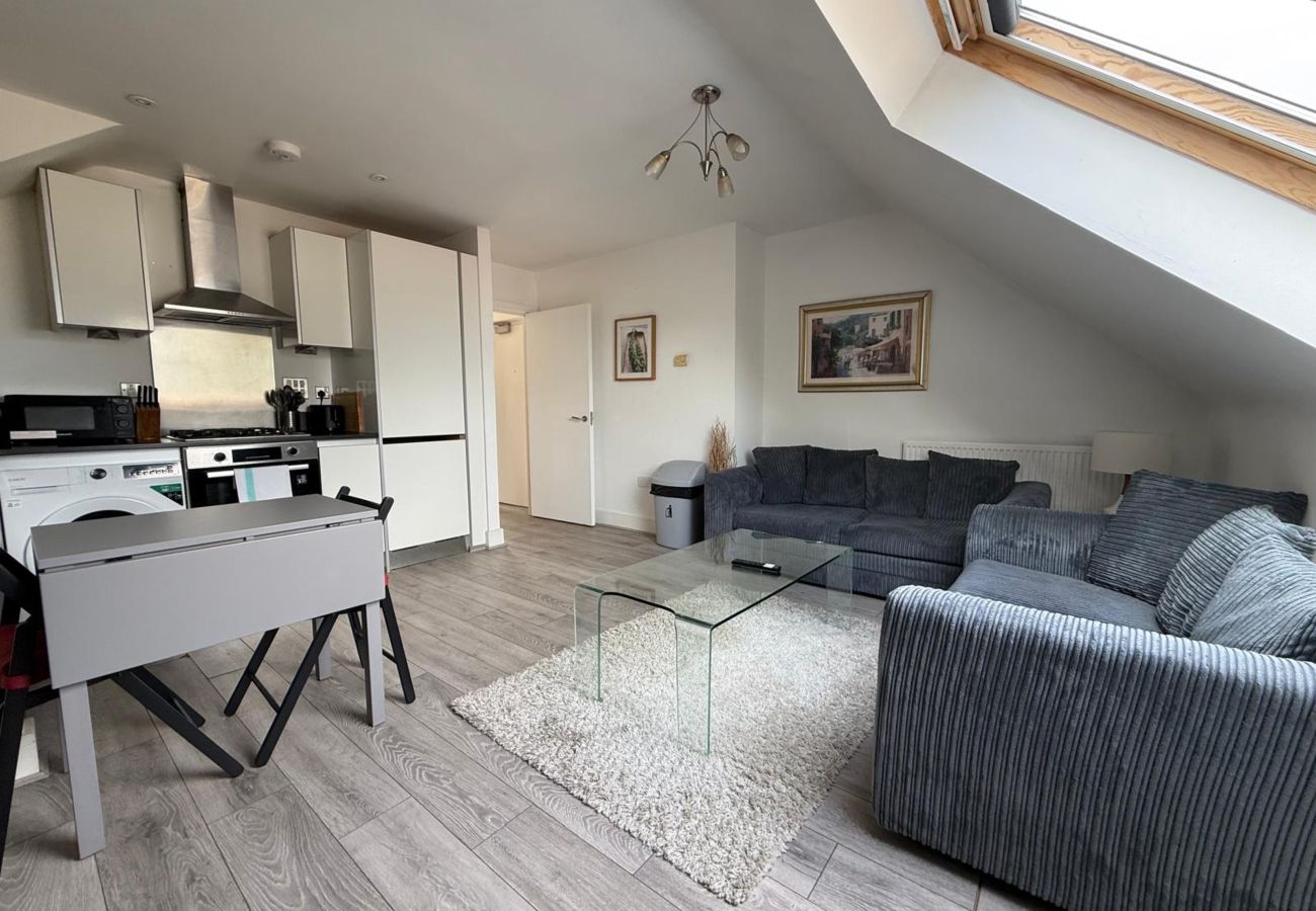 Apartment in Egham - Modern 2-Bed Apartment | Egham | Free Parking