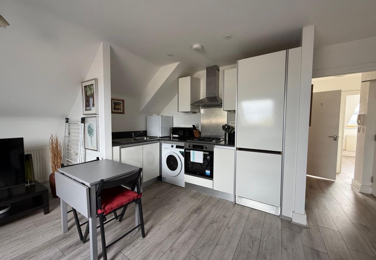 Apartment in Egham - Modern 2-Bed Apartment | Egham | Free Parking