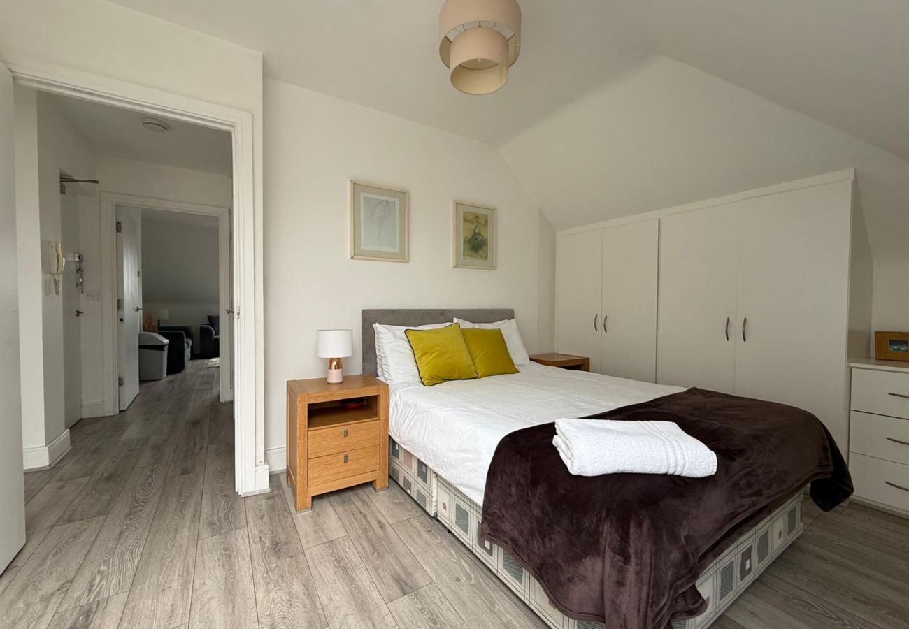 Apartment in Egham - Modern 2-Bed Apartment | Egham | Free Parking
