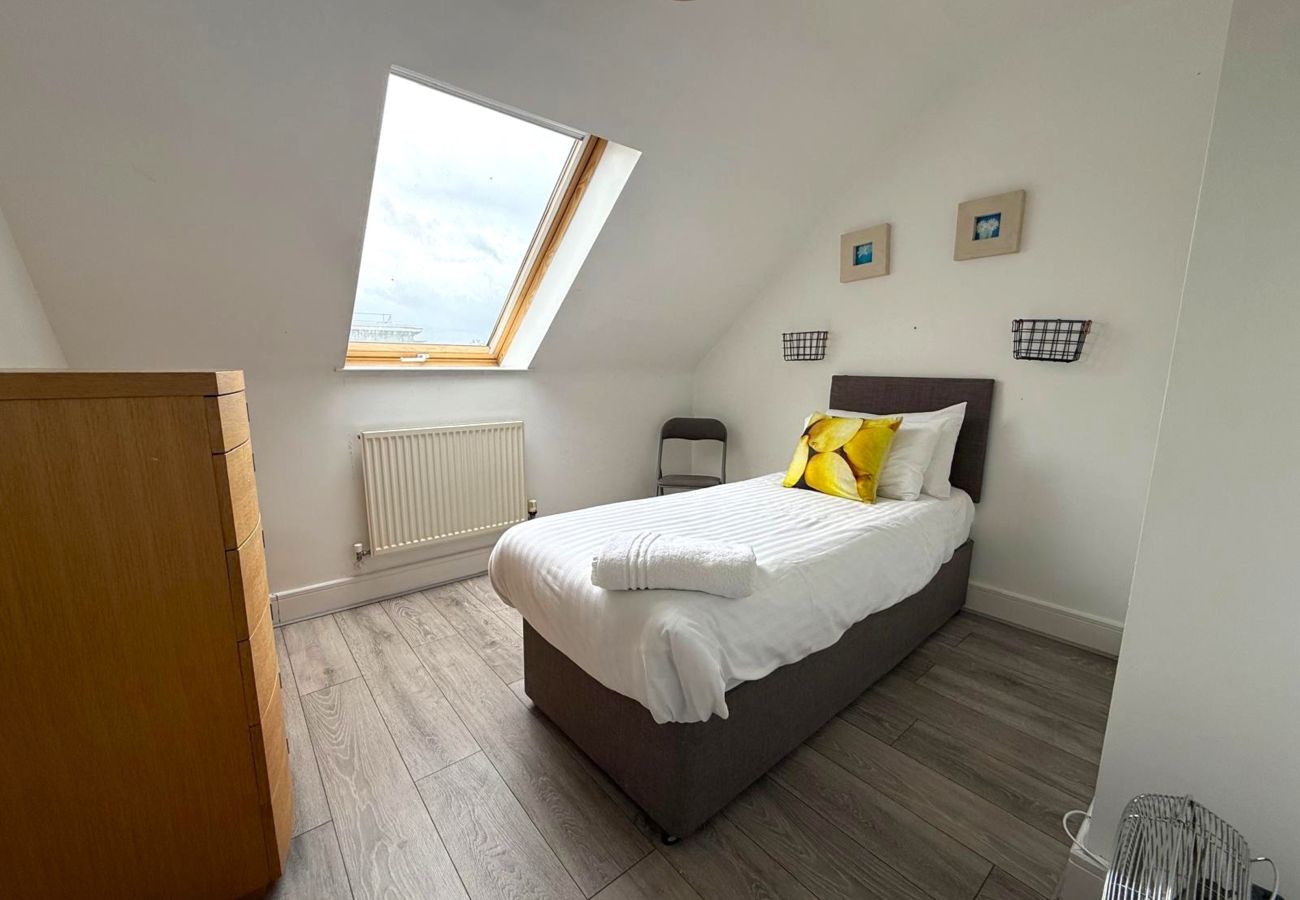 Apartment in Egham - Modern 2-Bed Apartment | Egham | Free Parking