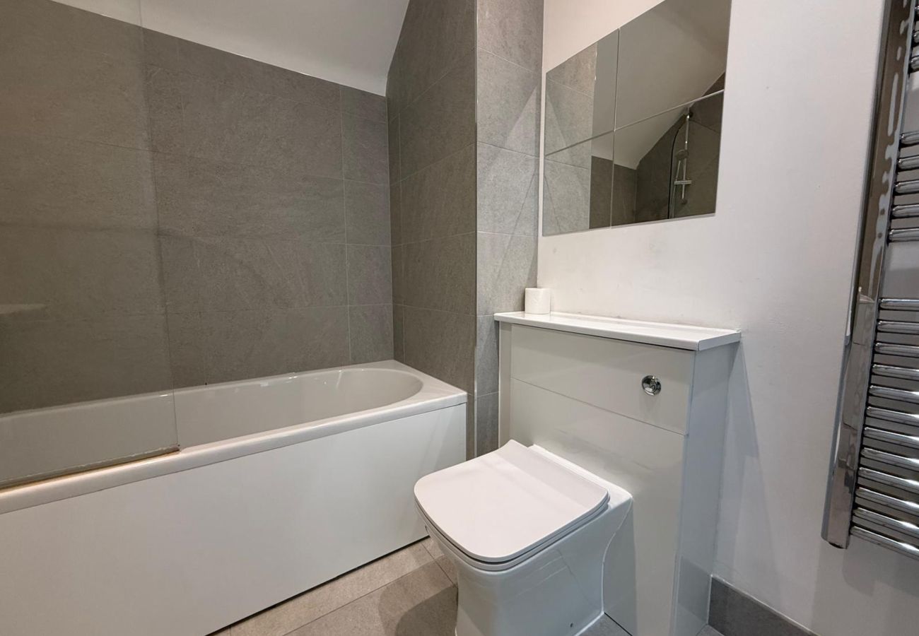 Apartment in Egham - Modern 2-Bed Apartment | Egham | Free Parking