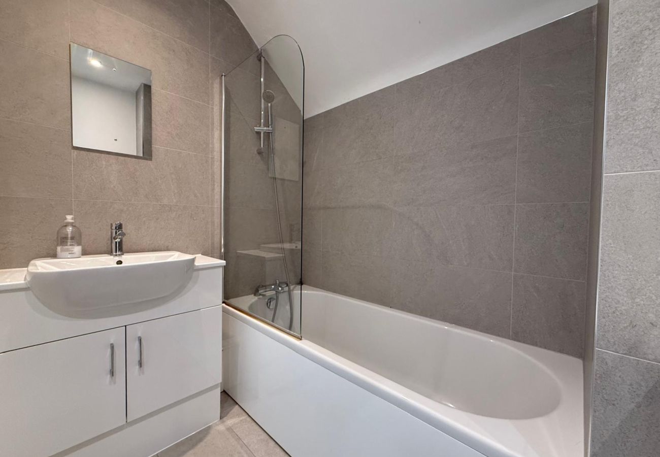 Apartment in Egham - Modern 2-Bed Apartment | Egham | Free Parking
