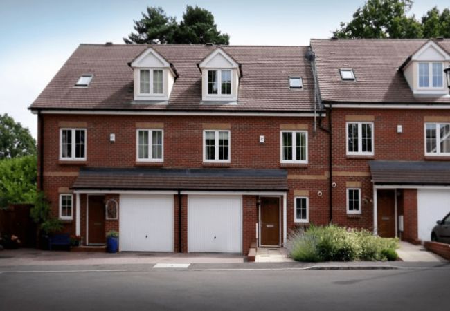 House in Bracknell - Spacious Bracknell Four Bedroom House