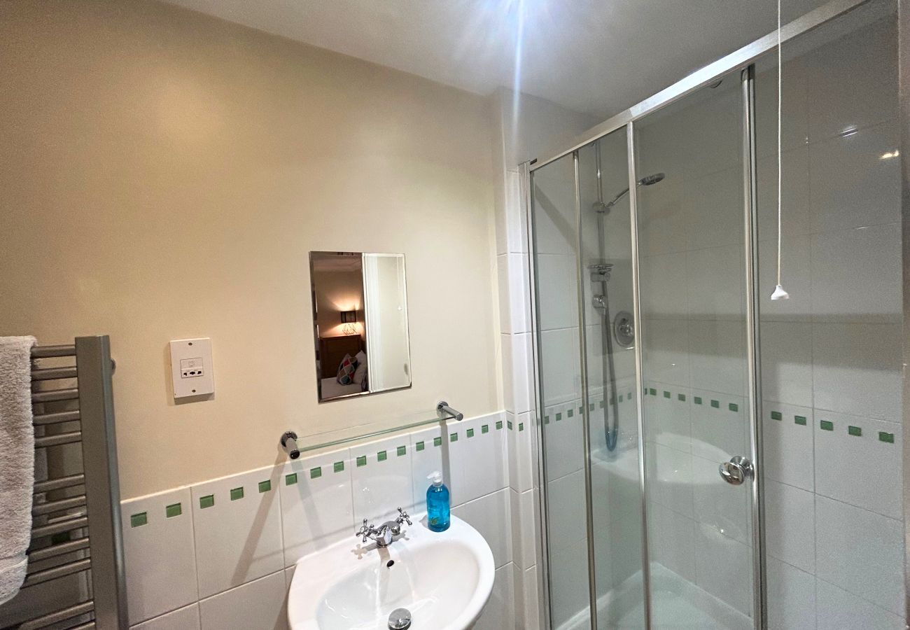 House in Bracknell - Spacious Bracknell Four Bedroom House