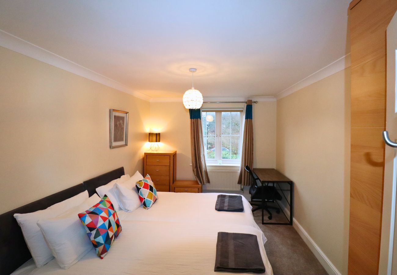 House in Bracknell - Spacious Bracknell Four Bedroom House