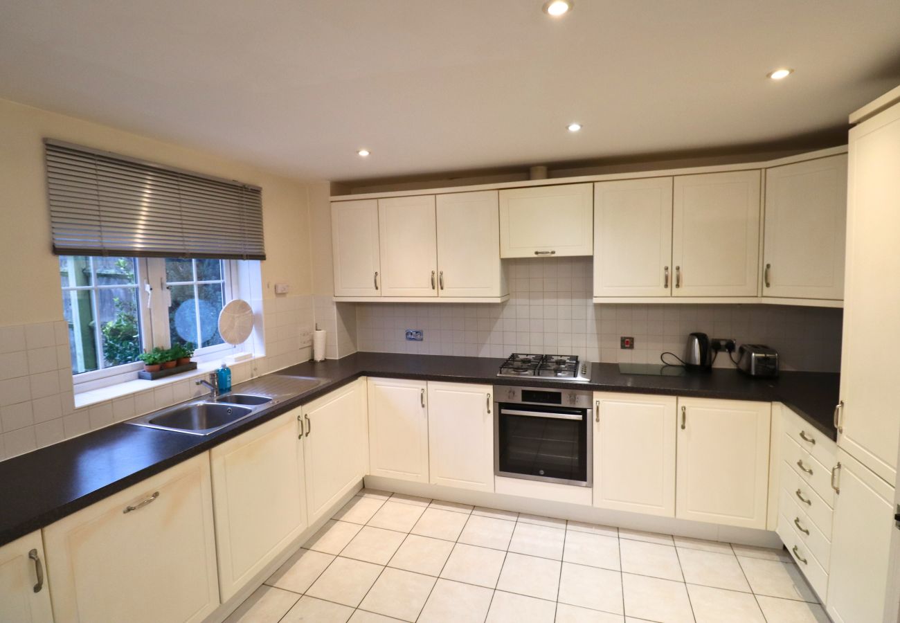 House in Bracknell - Spacious Bracknell Four Bedroom House