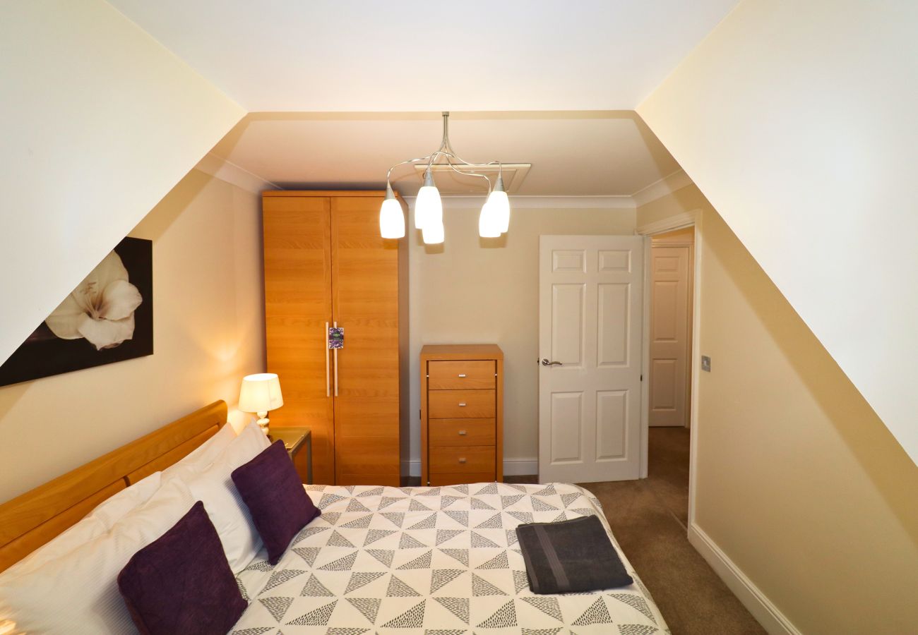 House in Bracknell - Spacious Bracknell Four Bedroom House