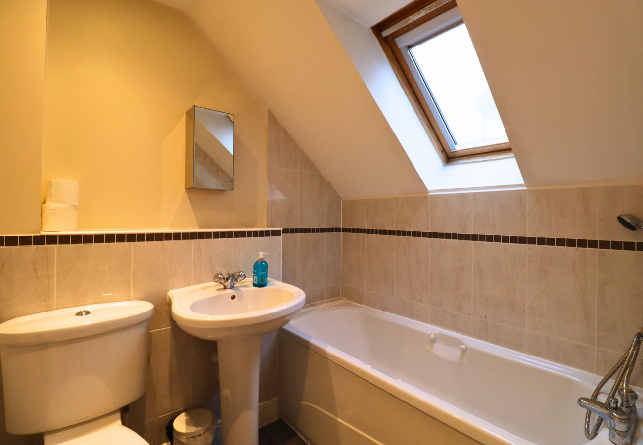 House in Bracknell - Spacious Bracknell Four Bedroom House