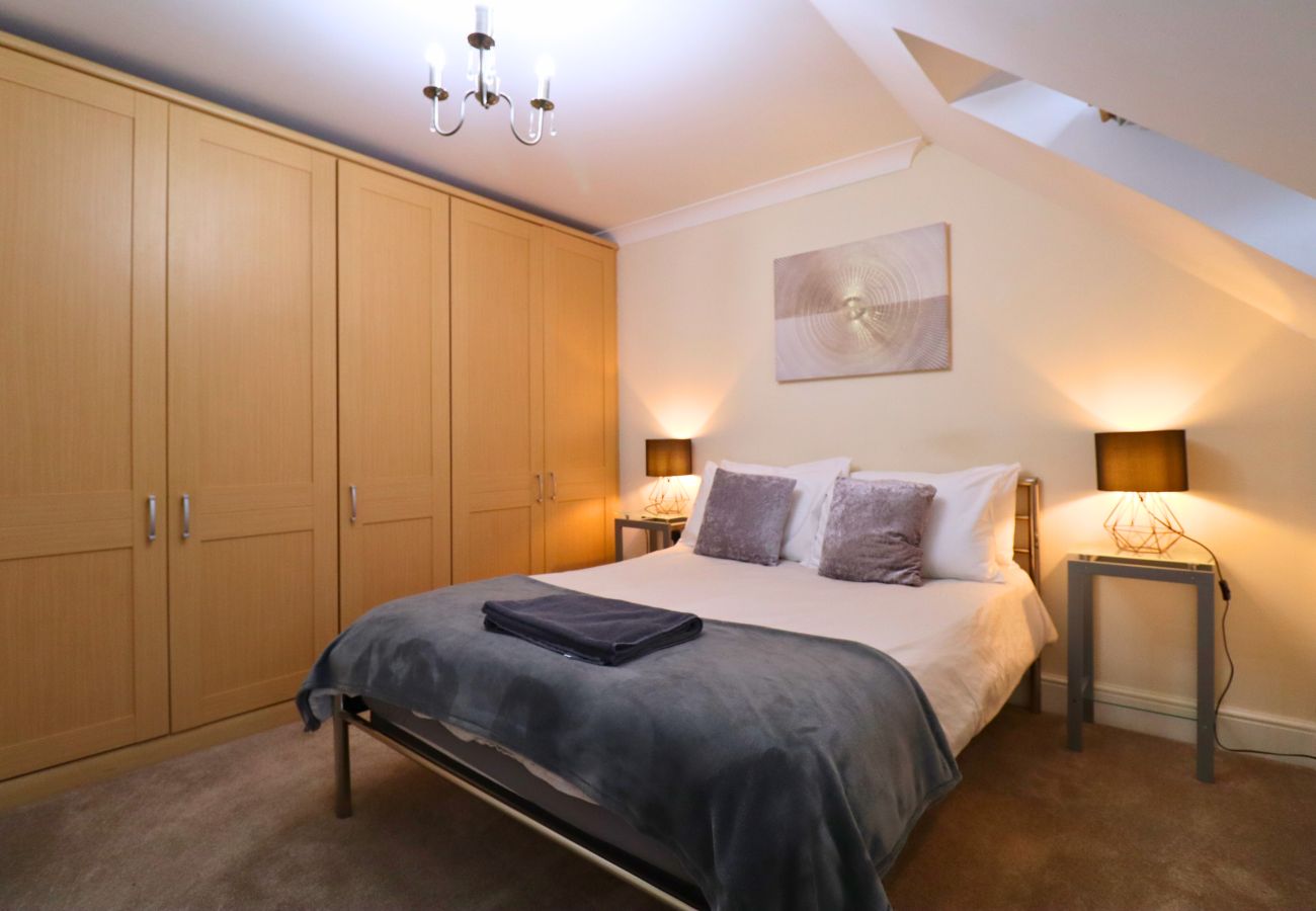 House in Bracknell - Spacious Bracknell Four Bedroom House