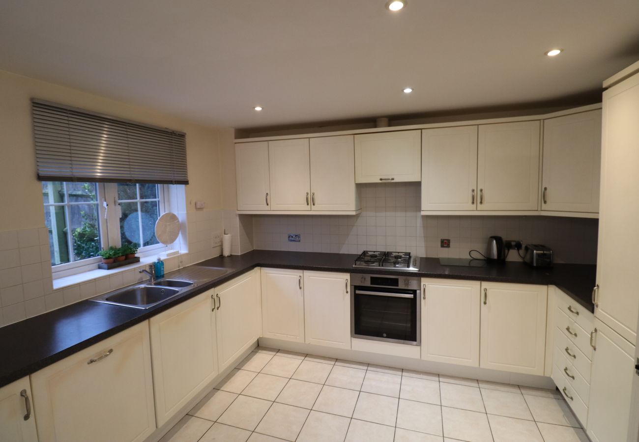 House in Bracknell - Spacious Bracknell Four Bedroom House