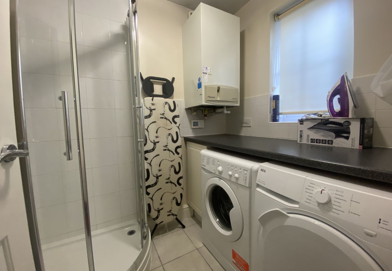 House in Bracknell - Spacious Bracknell Four Bedroom House