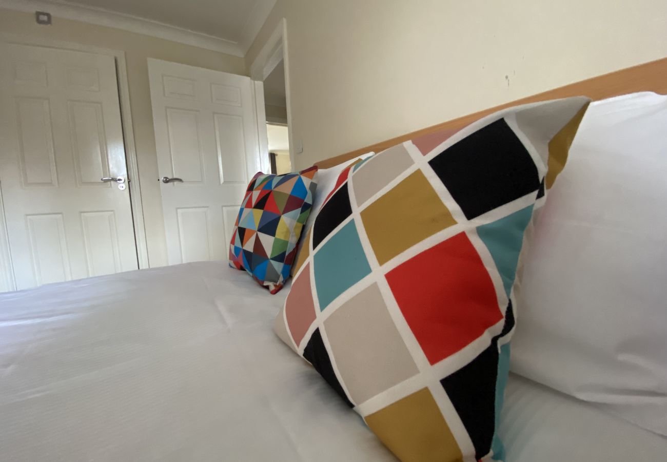 House in Bracknell - Spacious Bracknell Four Bedroom House