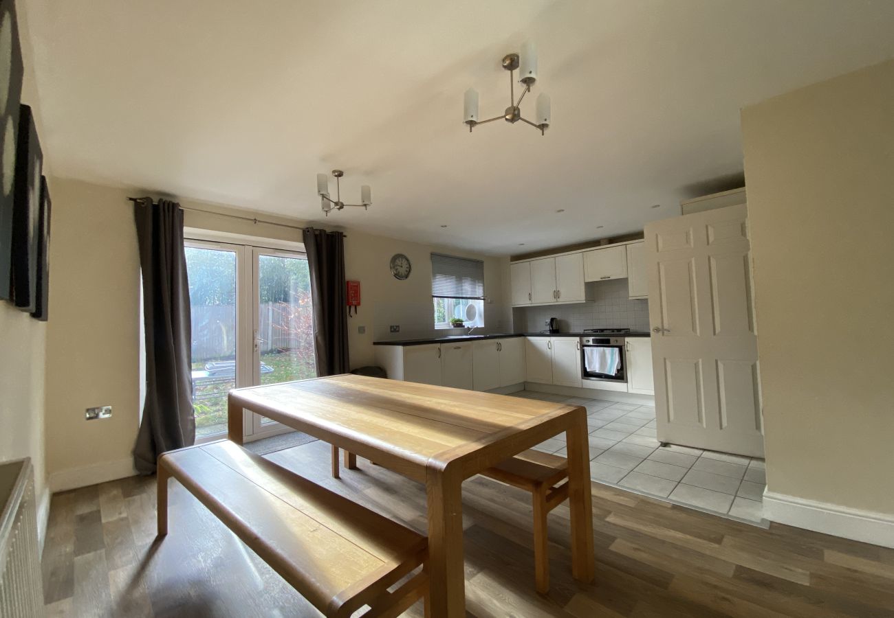 House in Bracknell - Spacious Bracknell Four Bedroom House
