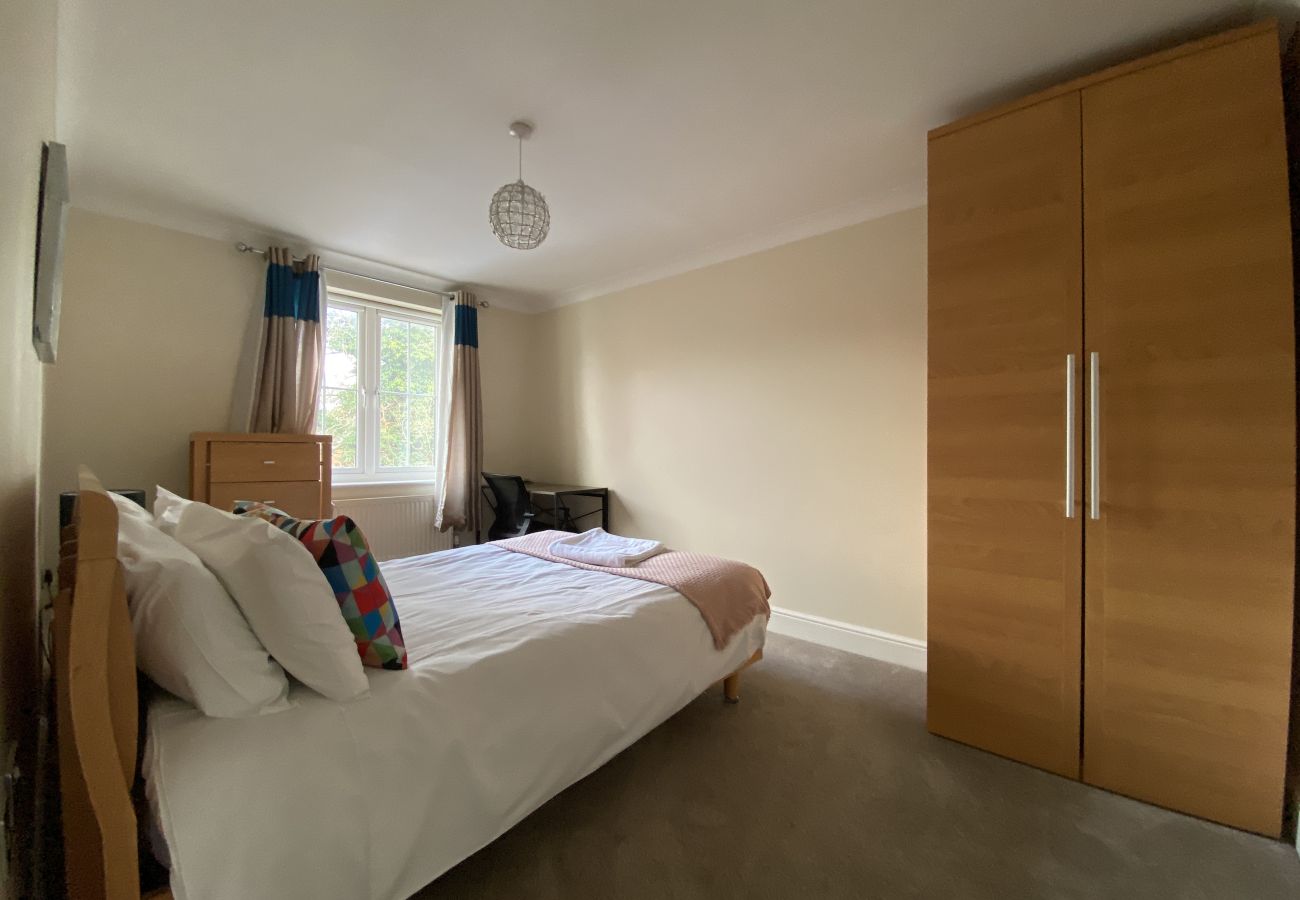 House in Bracknell - Spacious Bracknell Four Bedroom House