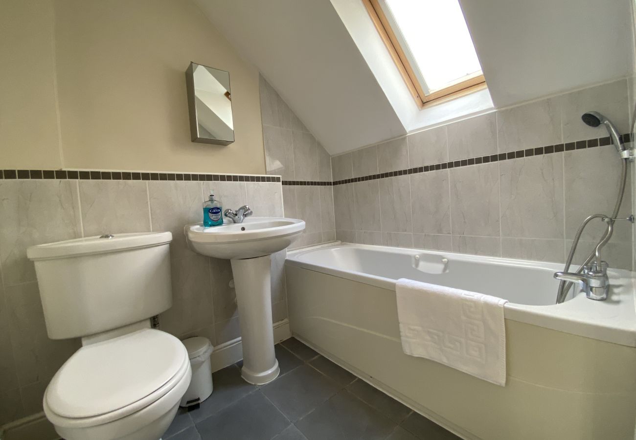 House in Bracknell - Spacious Bracknell Four Bedroom House