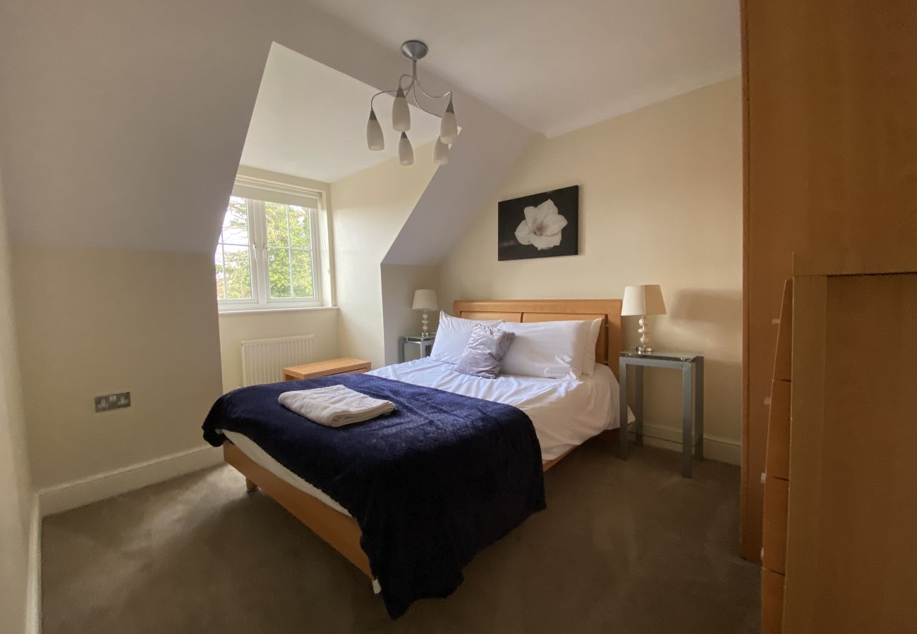 House in Bracknell - Spacious Bracknell Four Bedroom House