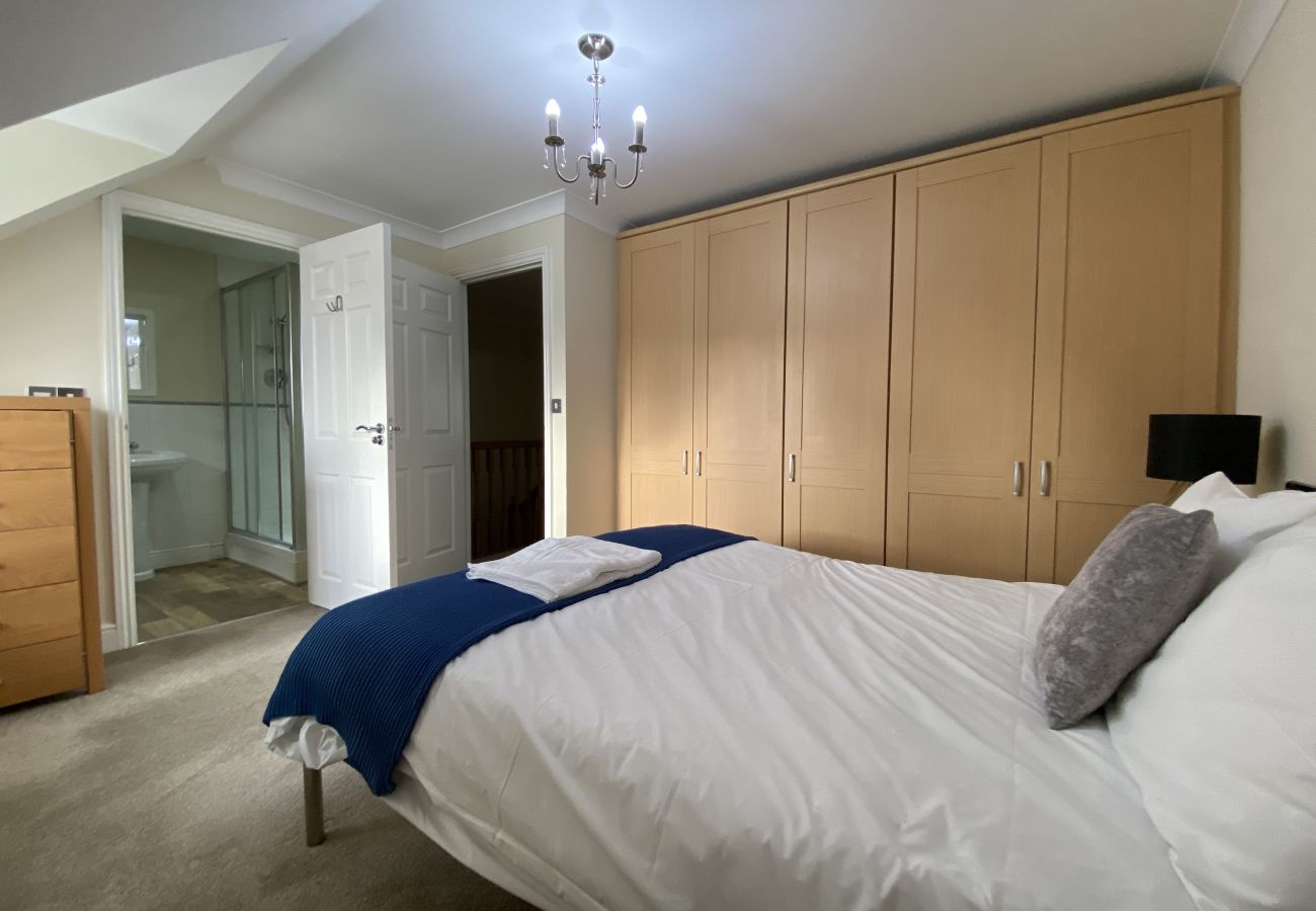 House in Bracknell - Spacious Bracknell Four Bedroom House