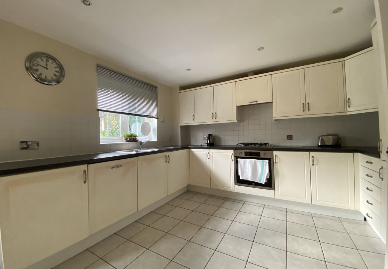 House in Bracknell - Spacious Bracknell Four Bedroom House