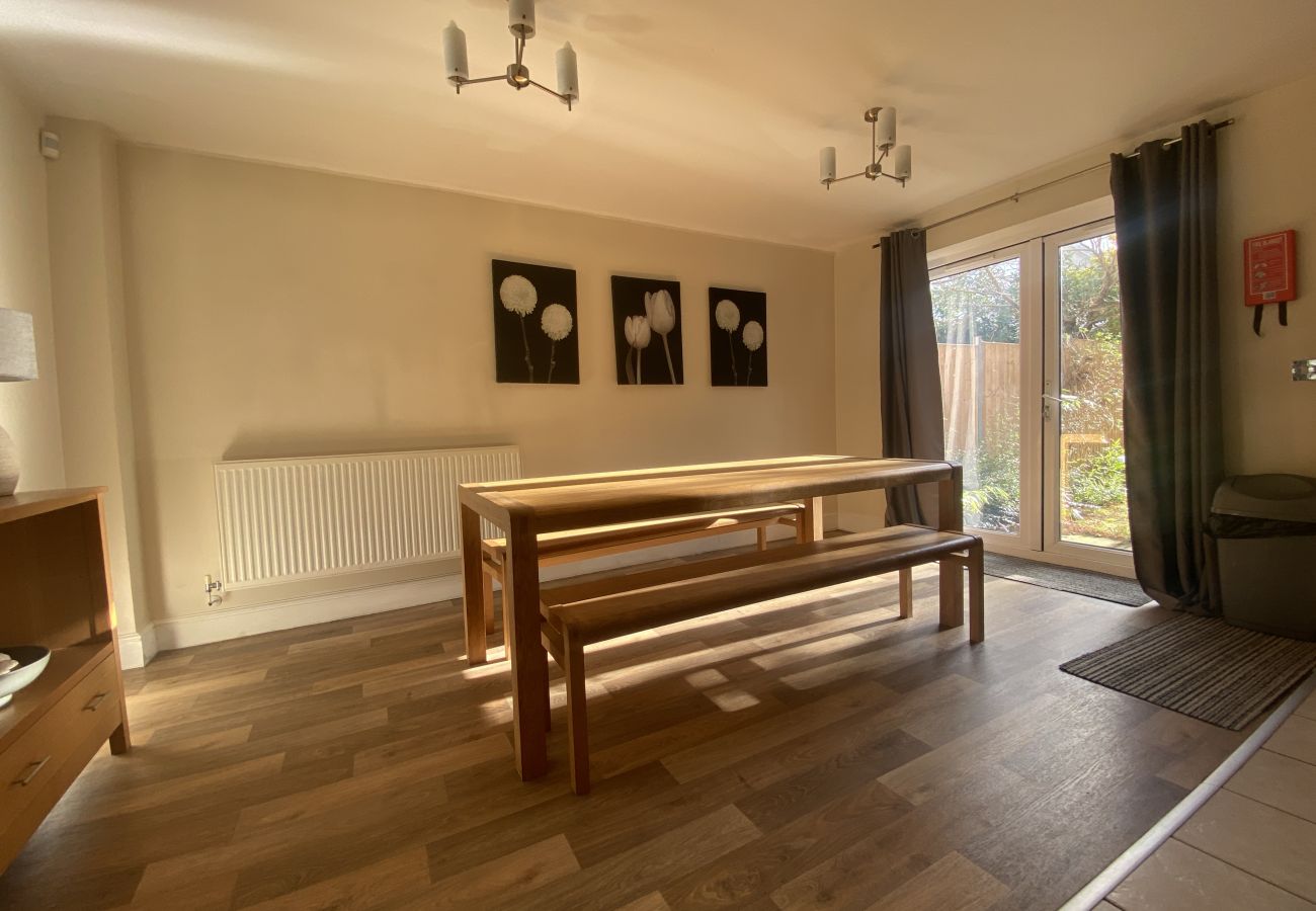 House in Bracknell - Spacious Bracknell Four Bedroom House