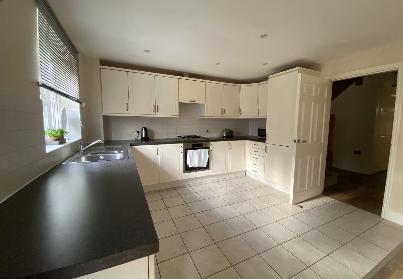 House in Bracknell - Spacious Bracknell Four Bedroom House