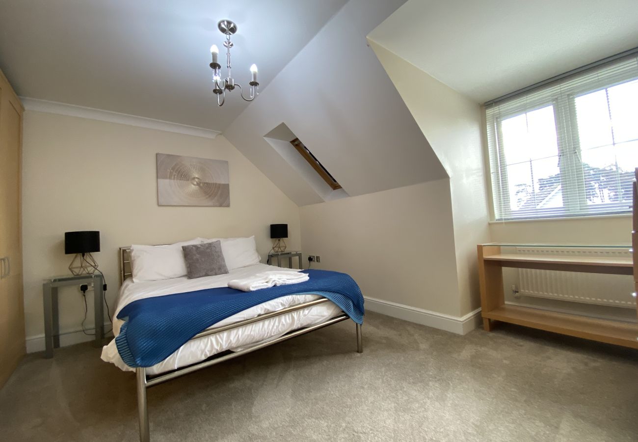 House in Bracknell - Spacious Bracknell Four Bedroom House