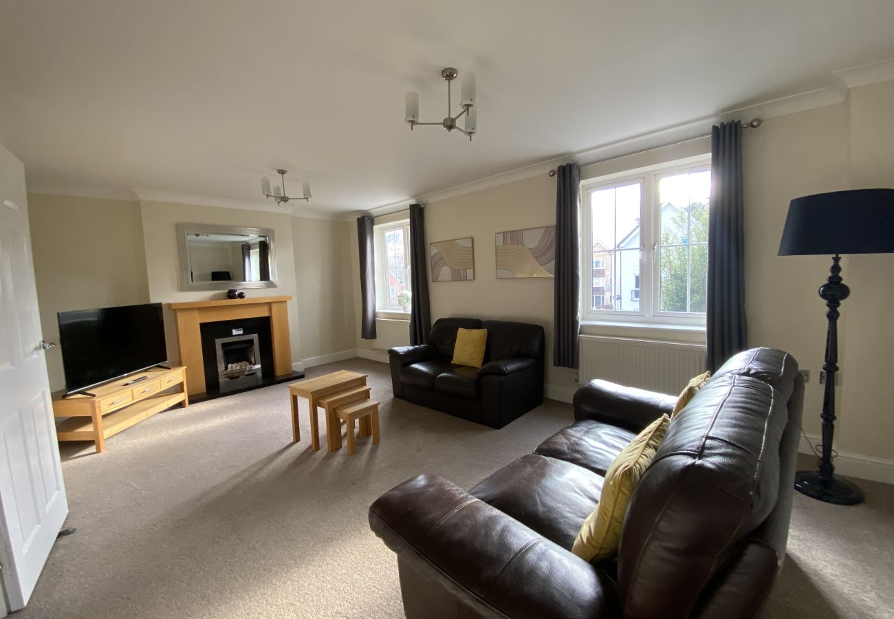 House in Bracknell - Spacious Bracknell Four Bedroom House