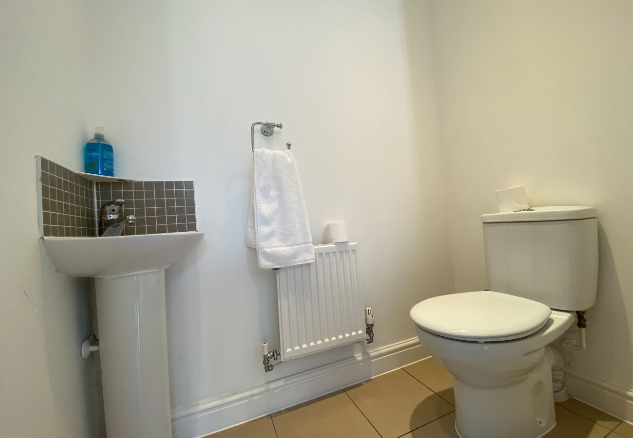 House in Bracknell - Spacious Bracknell Four Bedroom House