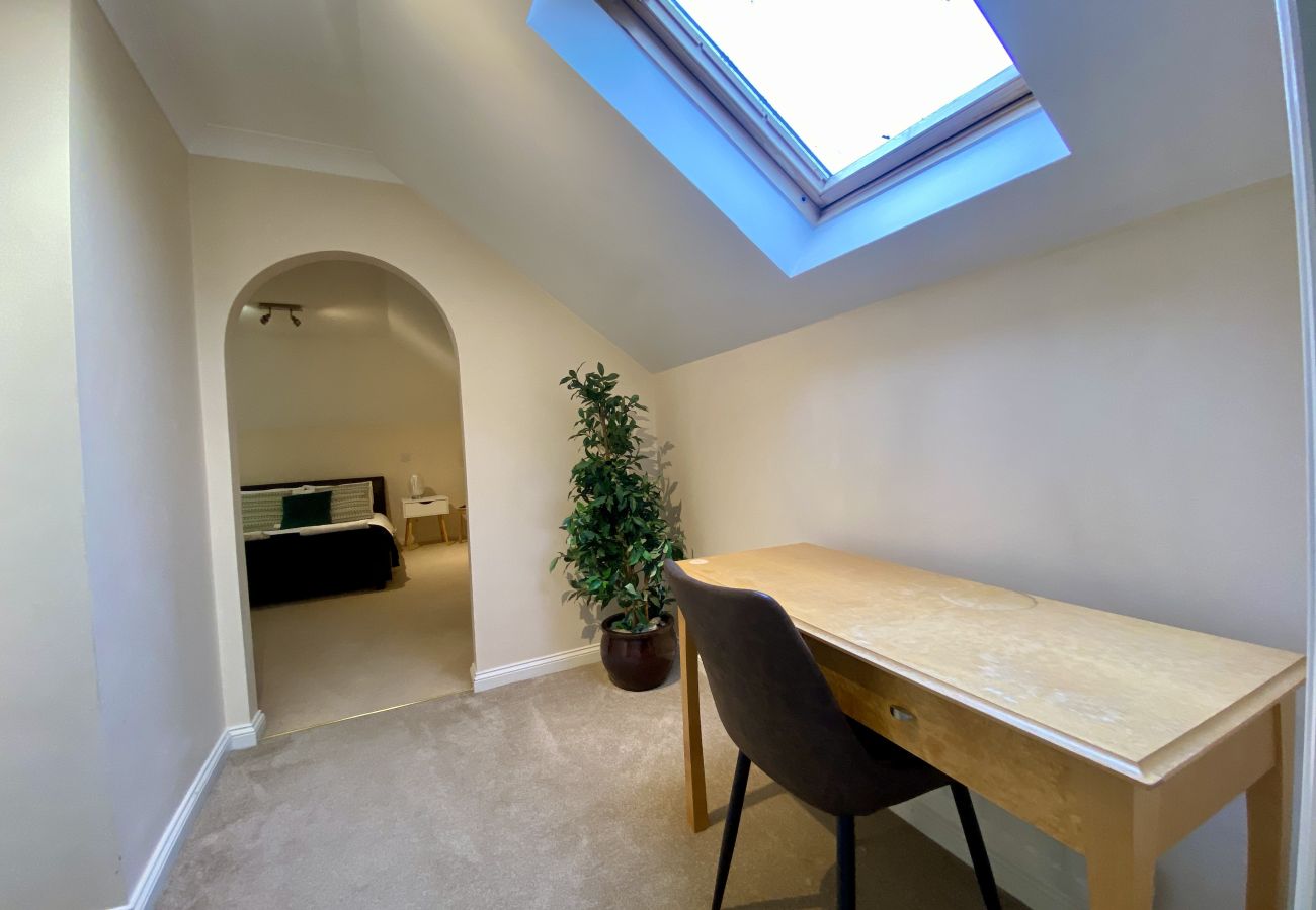 Apartment in Bracknell - Stylish Bracknell Top Floor Apartment