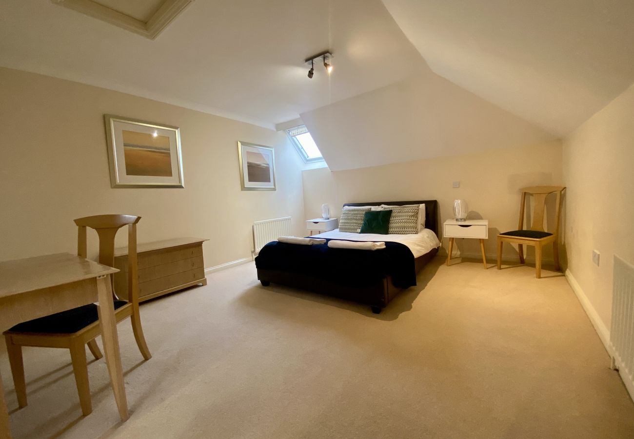 Apartment in Bracknell - Stylish Bracknell Top Floor Apartment