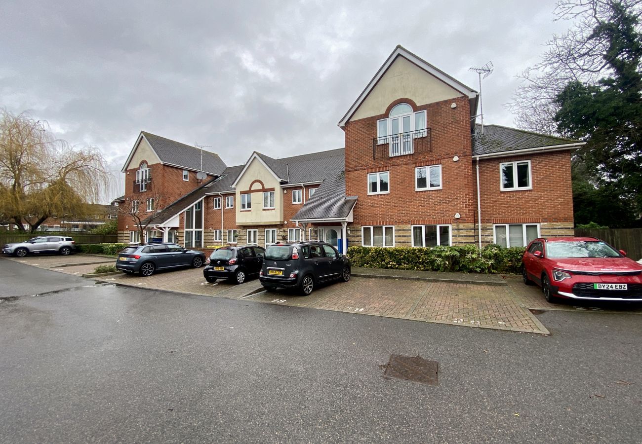 Apartment in Bracknell - Stylish Bracknell Top Floor Apartment