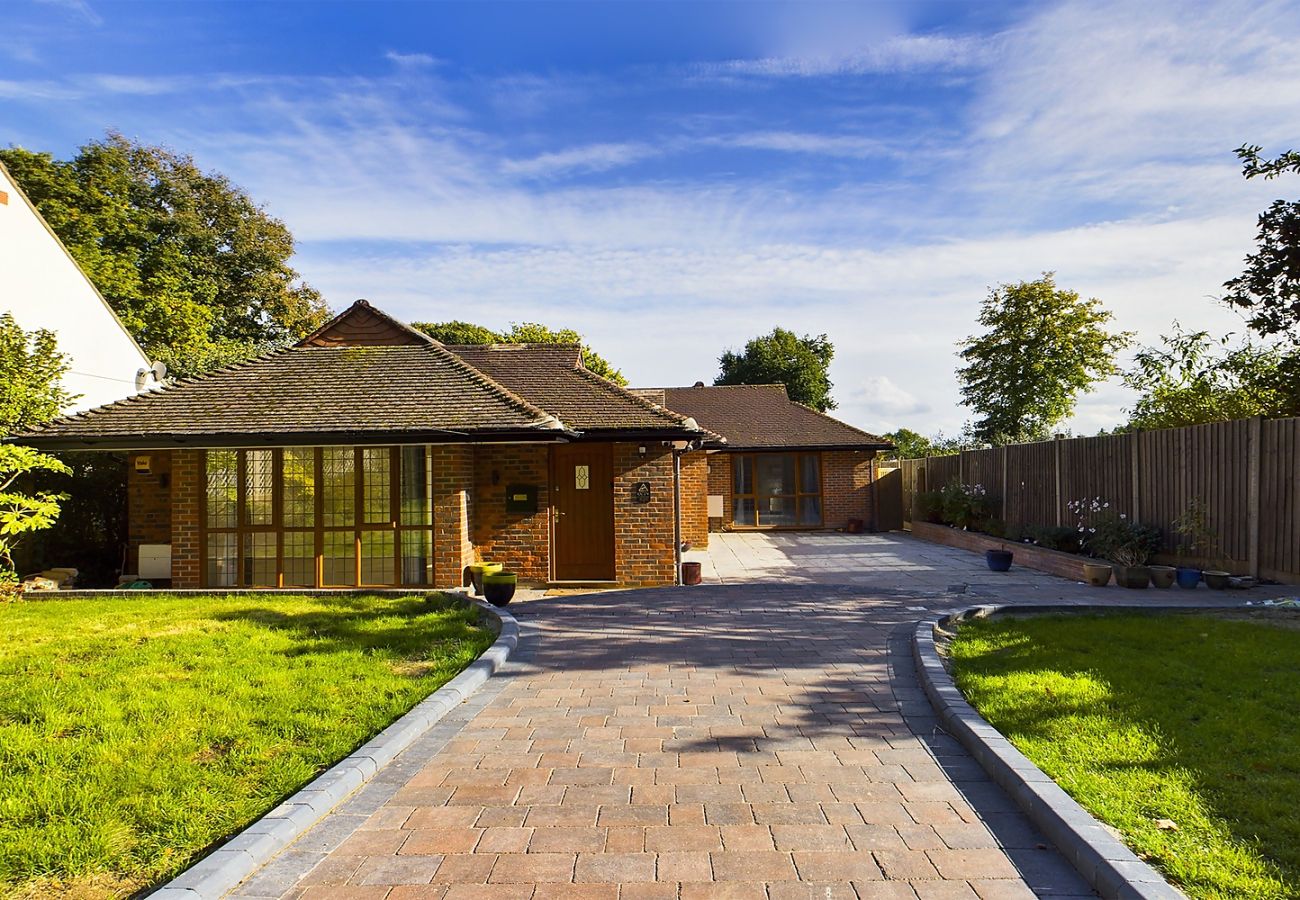 House in Chertsey - Private Four Bedroom Bungalow in Chertsey
