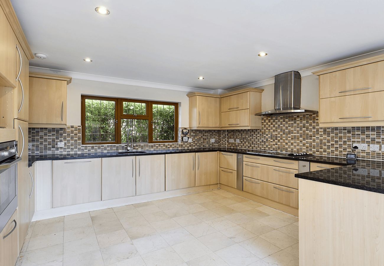 House in Chertsey - Private Four Bedroom Bungalow in Chertsey