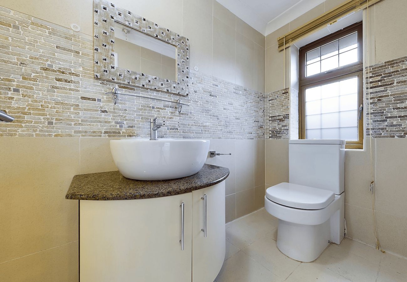 House in Chertsey - Private Four Bedroom Bungalow in Chertsey