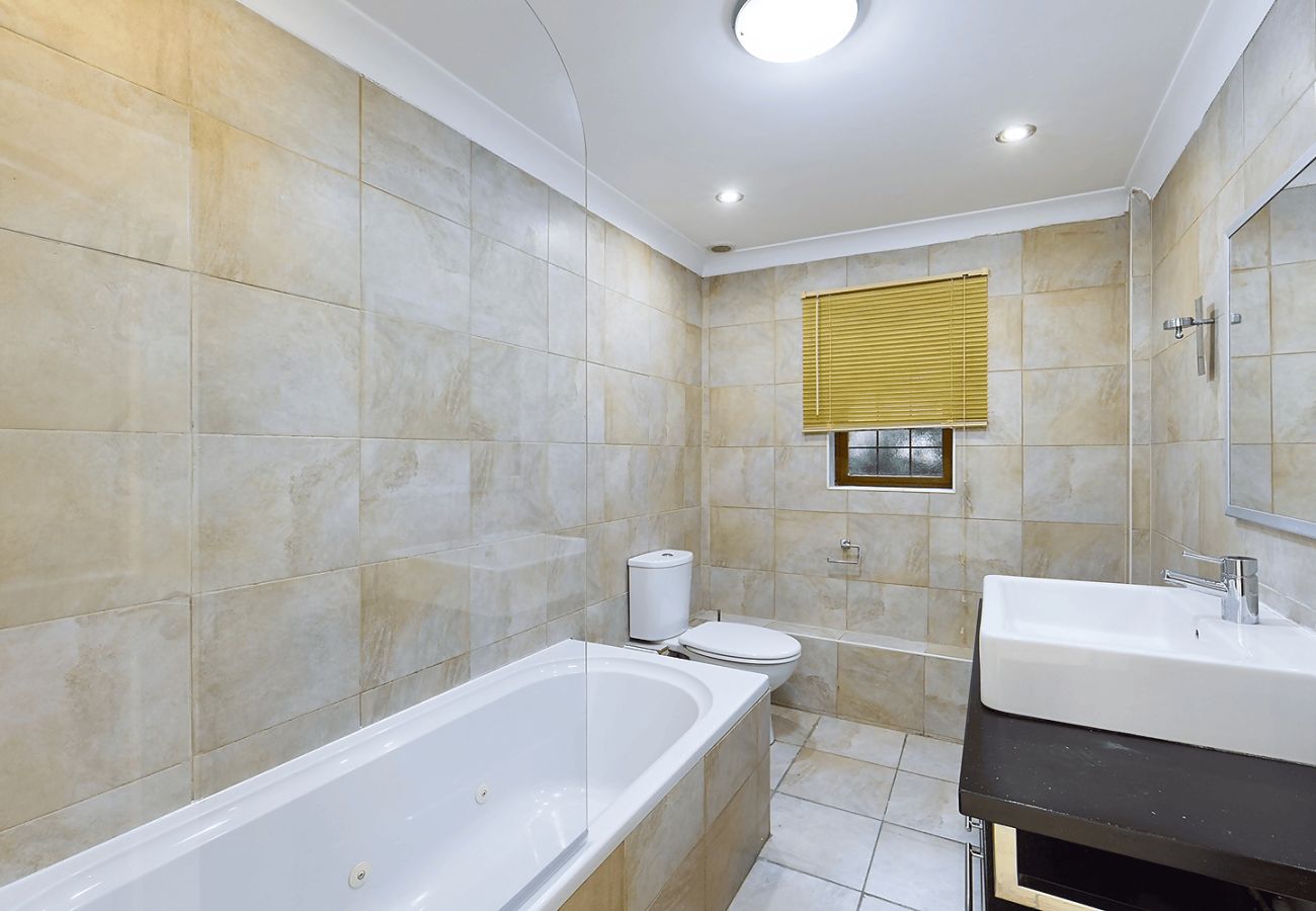 House in Chertsey - Private Four Bedroom Bungalow in Chertsey