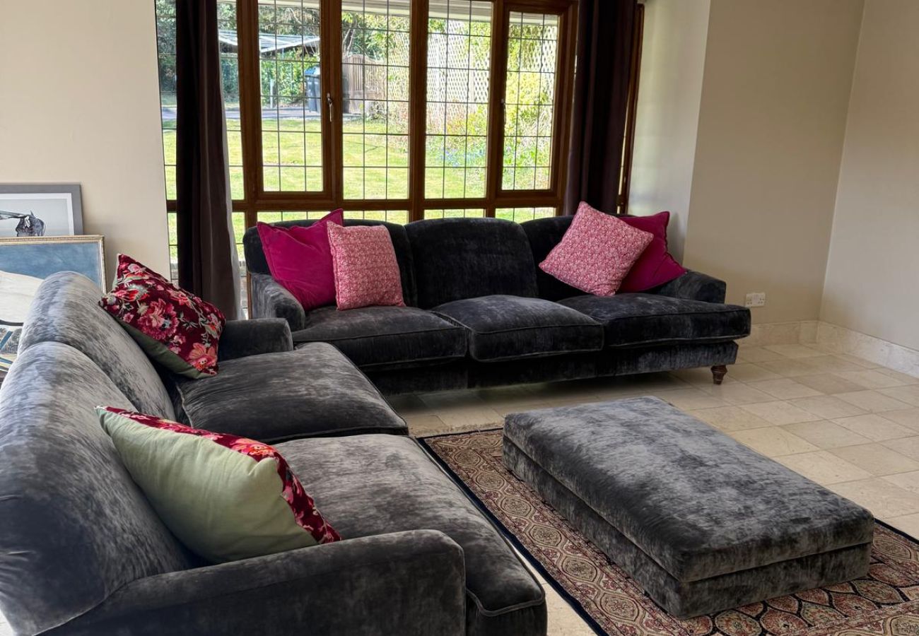 House in Chertsey - Private Four Bedroom Bungalow in Chertsey