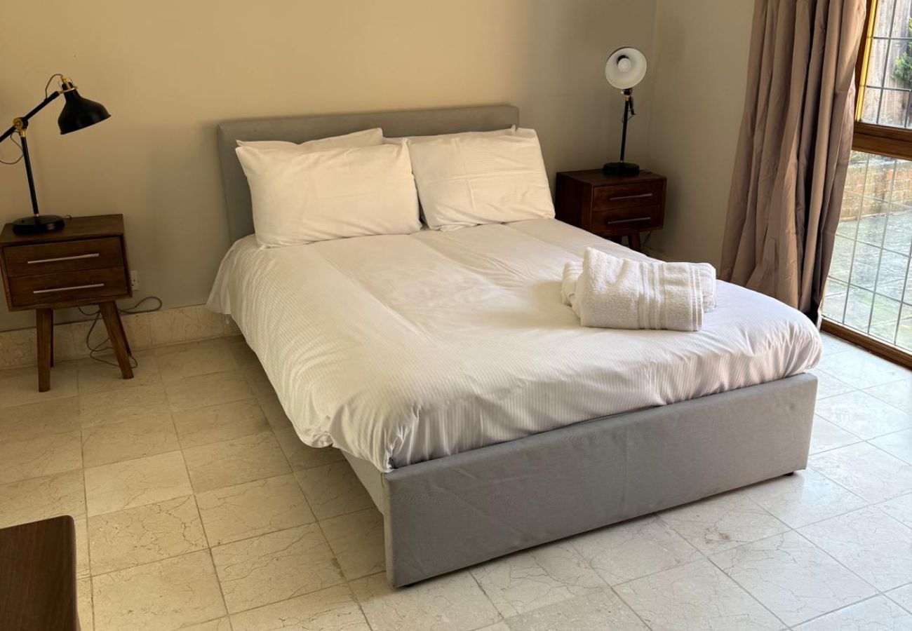 House in Chertsey - Private Four Bedroom Bungalow in Chertsey