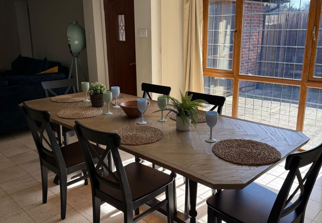 House in Chertsey - Private Four Bedroom Bungalow in Chertsey