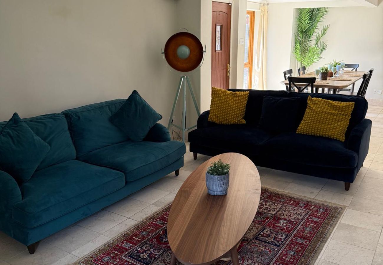 House in Chertsey - Private Four Bedroom Bungalow in Chertsey