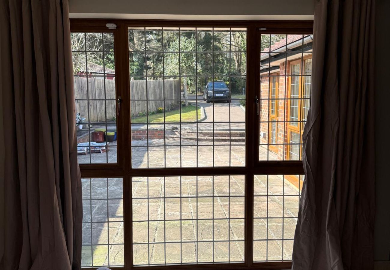 House in Chertsey - Private Four Bedroom Bungalow in Chertsey