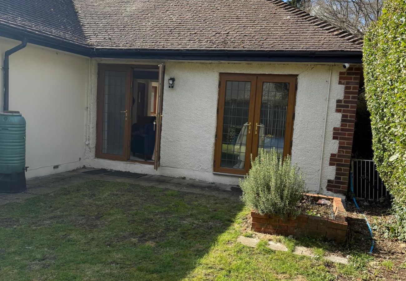 House in Chertsey - Private Four Bedroom Bungalow in Chertsey