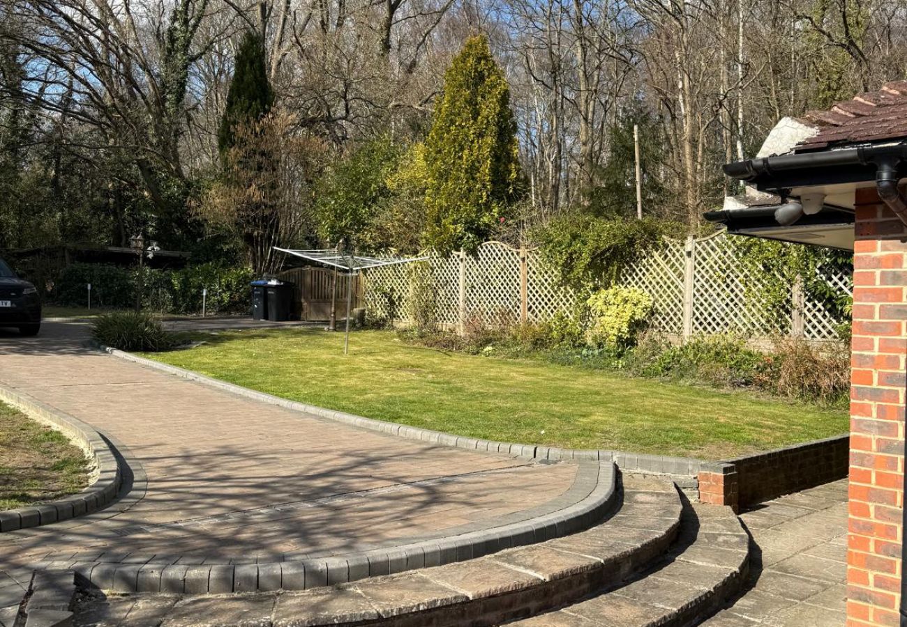 House in Chertsey - Private Four Bedroom Bungalow in Chertsey