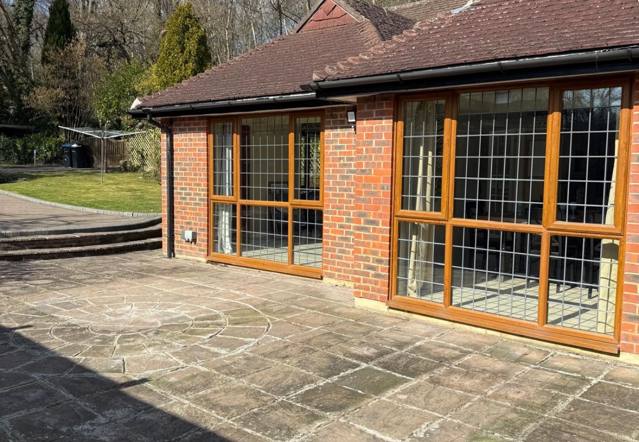 House in Chertsey - Private Four Bedroom Bungalow in Chertsey